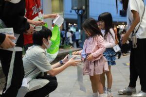 街頭で募金